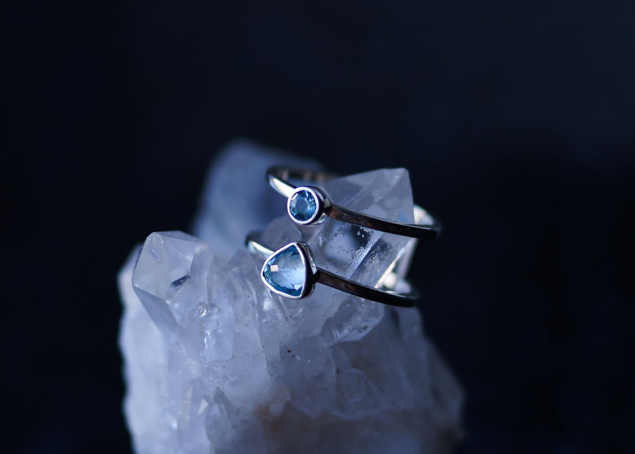 Двойное серебряное кольцо с голубыми топазами