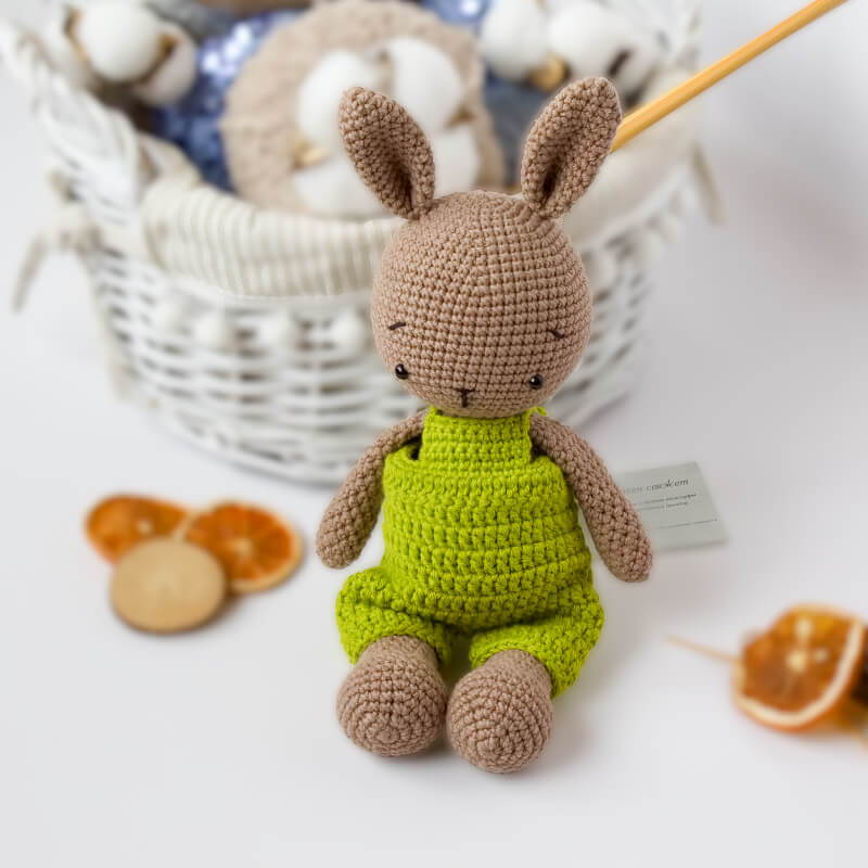 Игрушка мягкая интерьерная - зайчик вязаный цвета светлого какао "Bunny"