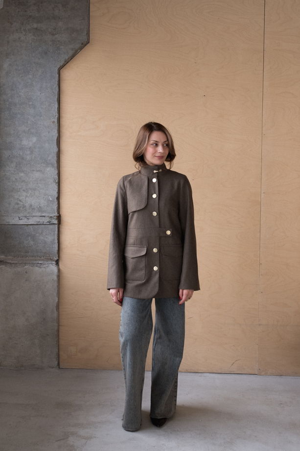 Фланелевое полупальто "ТРИНИТИ" цвета тауп хаки с вышивкой