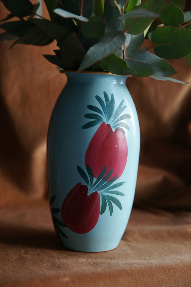 Голубая ваза с бутонами