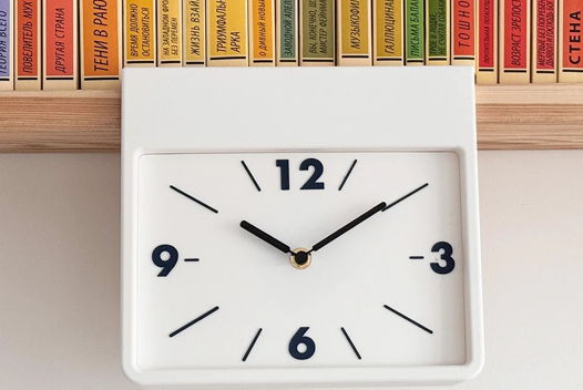 Подвесные часы на полку с магнитами, белые