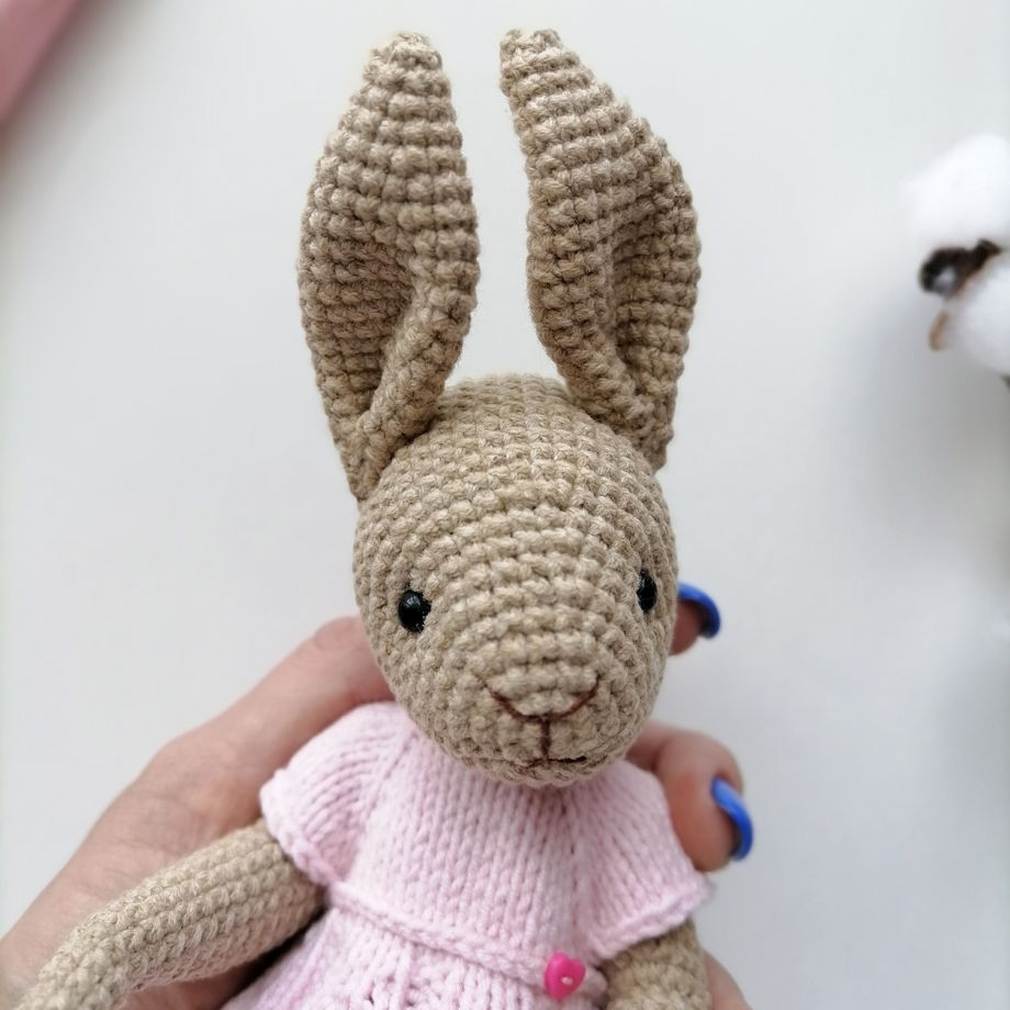 Детская вязаная игрушка ручной работы кролик в розовом платье