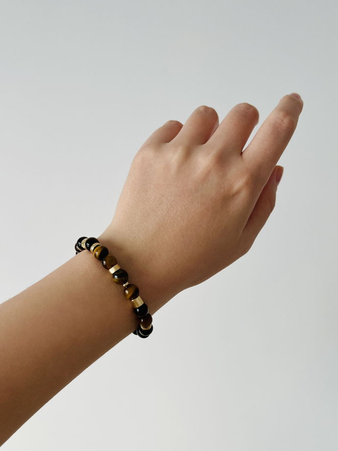 Браслет на резинке из тигрового глаза и металлических вставок под золото