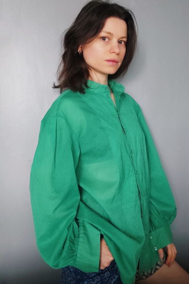 Женская рубашка из зелёного хлопкового батиста