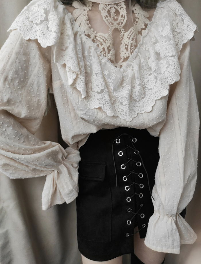 Блуза свободного кроя с воротником-стойкой и рукавами со сборками