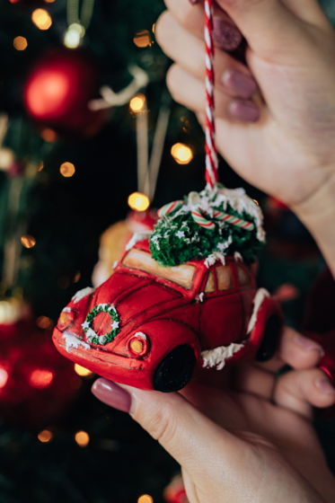 Красная машина новогодняя ёлочная игрушка из полимерной глины