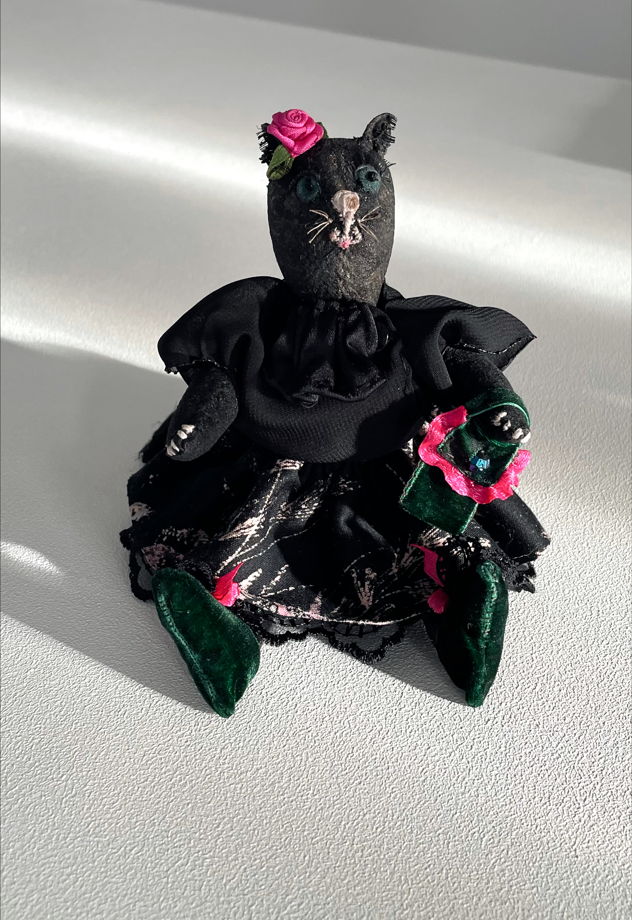 Игрушка ручной работы "Чёрная кошечка Герцогиня Магнолия"