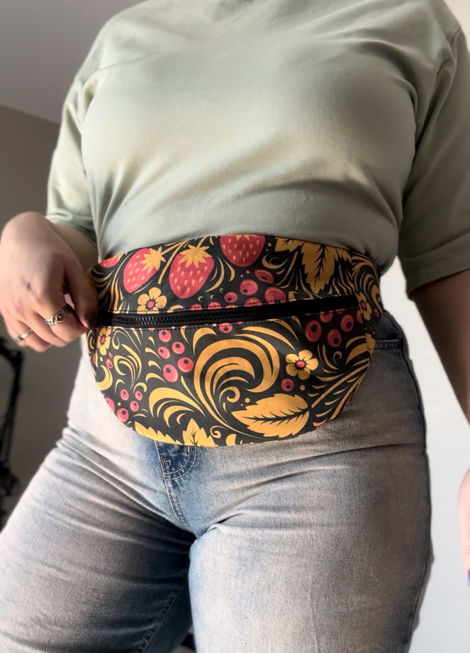 Поясная сумочка из уплотненного денима с принтом в русском стиле