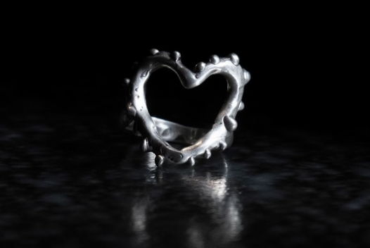 Металлическое кольцо «Heart points»