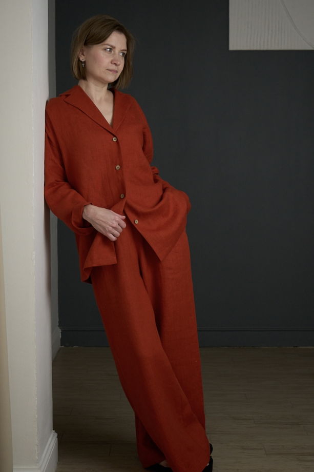 Костюм в пижамном стиле из 100% умягченого льна медного цвета свободного кроя