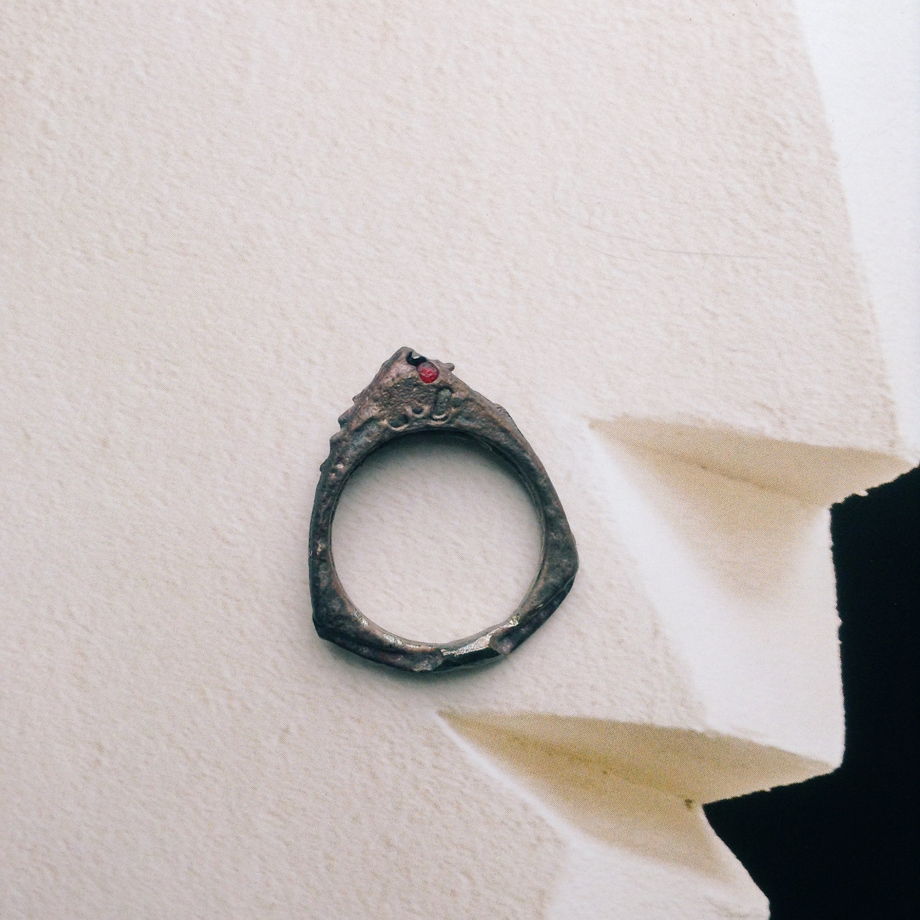 Мистическое треугольное кольцо с вплавленными камнями