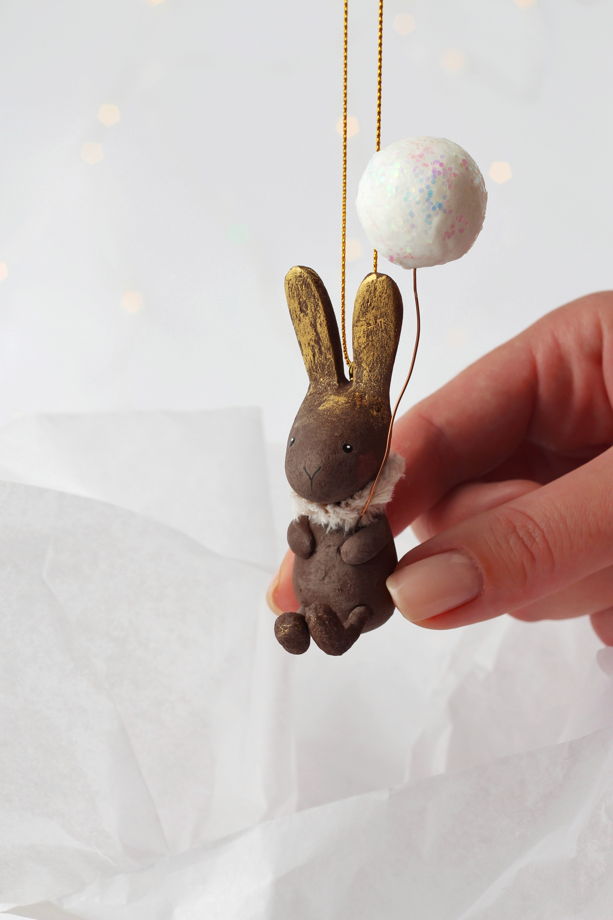 Авторская декоративная игрушка кролик "с шариком", шоколадный