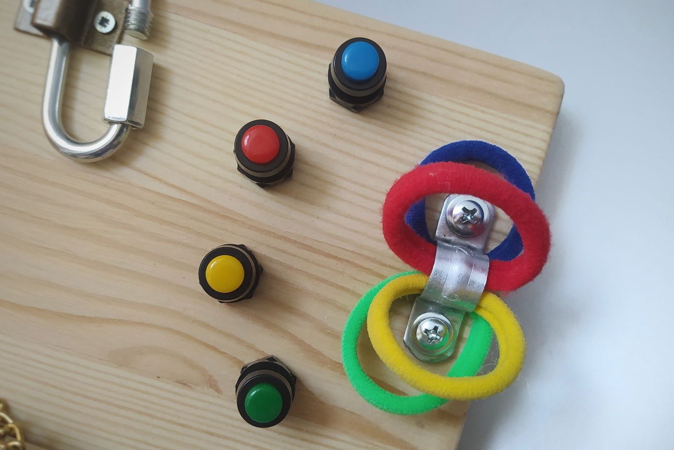 Деревянная развивающая игрушка для малышей от 1 года.  Бизиборд "Чемоданчик" с цветовым сортером, размер 20*30 см