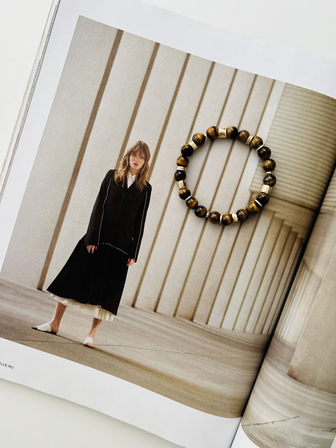 Браслет на резинке из тигрового глаза и металлических вставок под золото