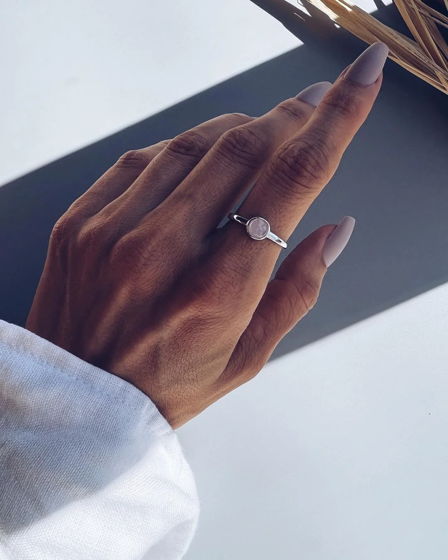 Серебряное кольцо с розовым кварцем ручной работы.