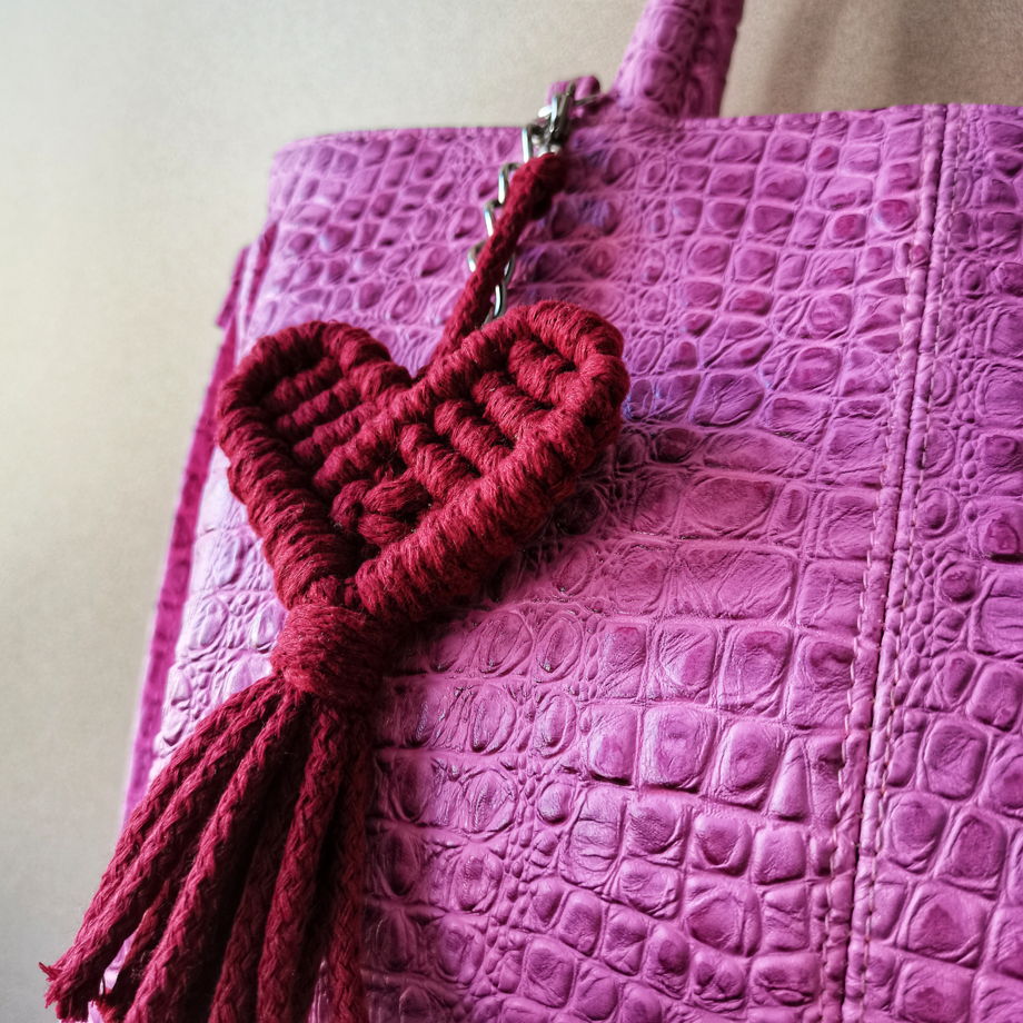 Брелок сердце плетеное маджента для сумки, рюкзака, ключей