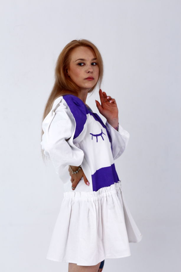 Дизайнерское белое платье с ручной росписью «лиц» фиолетового цвета / женское белое платье / на лето из натурального хлопка / ручной работы