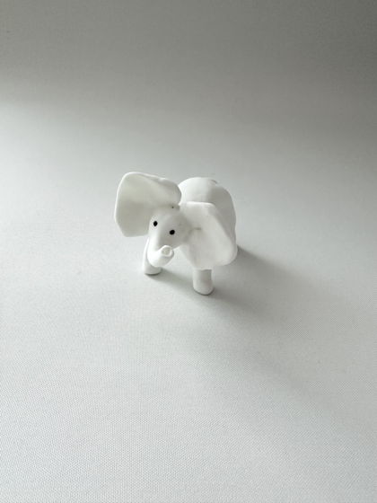Статуэтка-подвес-ёлочная игрушка белый слон в оранжевом шерстяном шарфе из английского костяного фарфора ручной работы