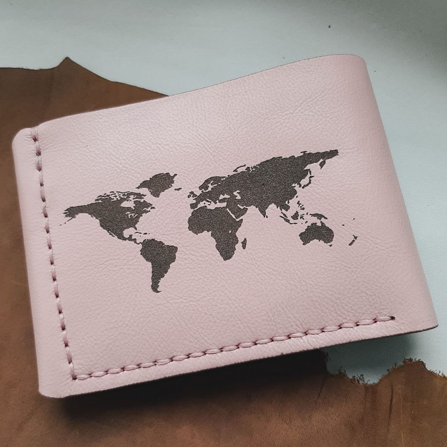 Кошелёк в два сложения «Бифолд» женский, розовый с гравировкой карты мира (на заказ)