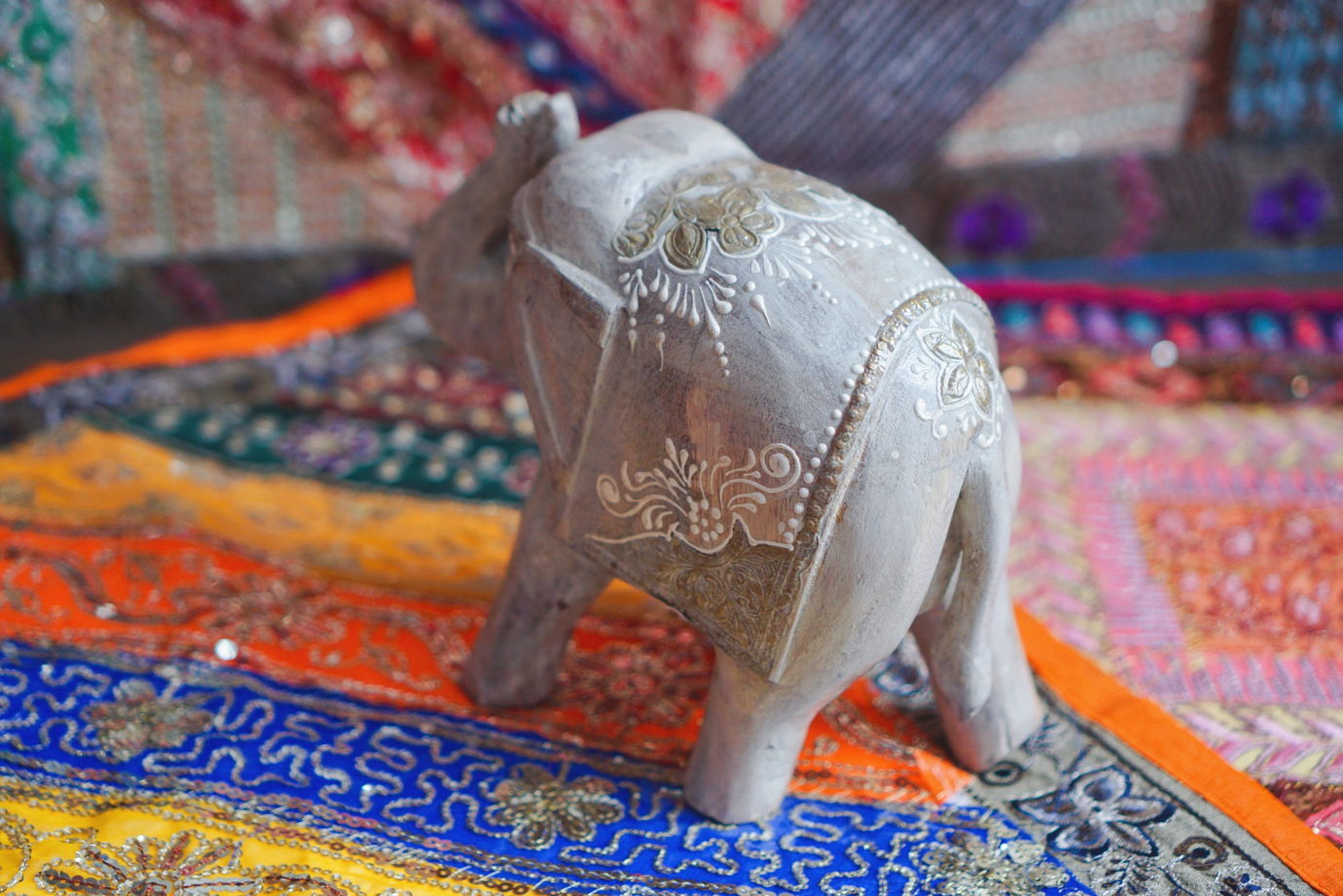 Белый деревянный слон с ручной росписью