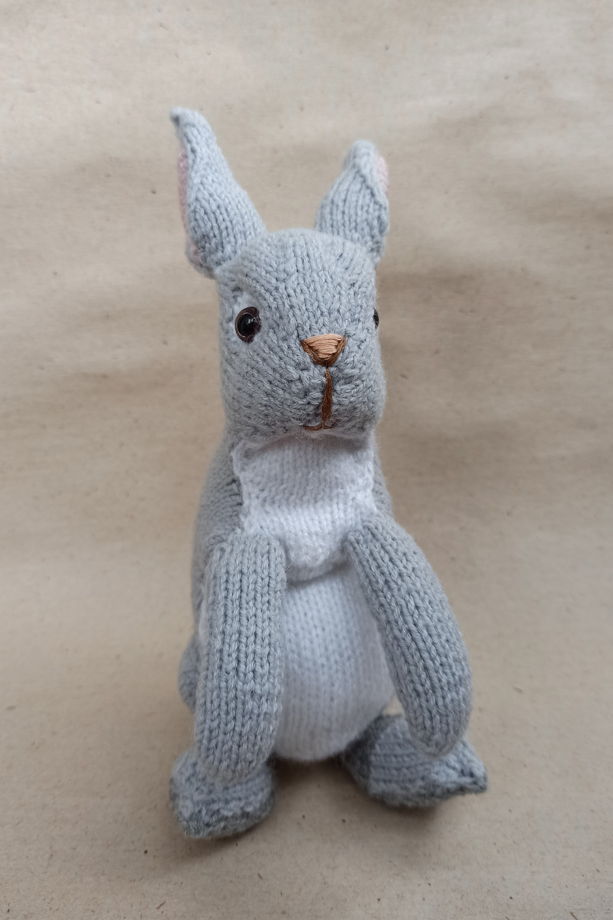 Маленький вязаный серый кролик