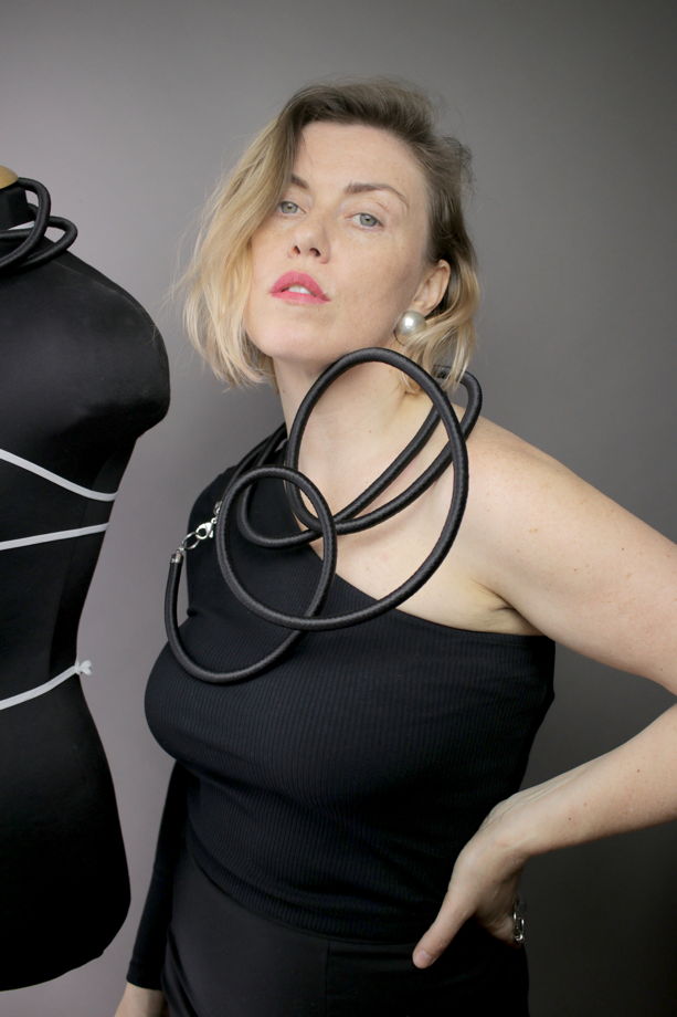 Длинное гибкое колье.