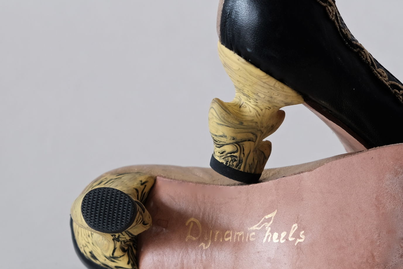 Черно-золотые туфли с динамическими каблуками. Размер 40
