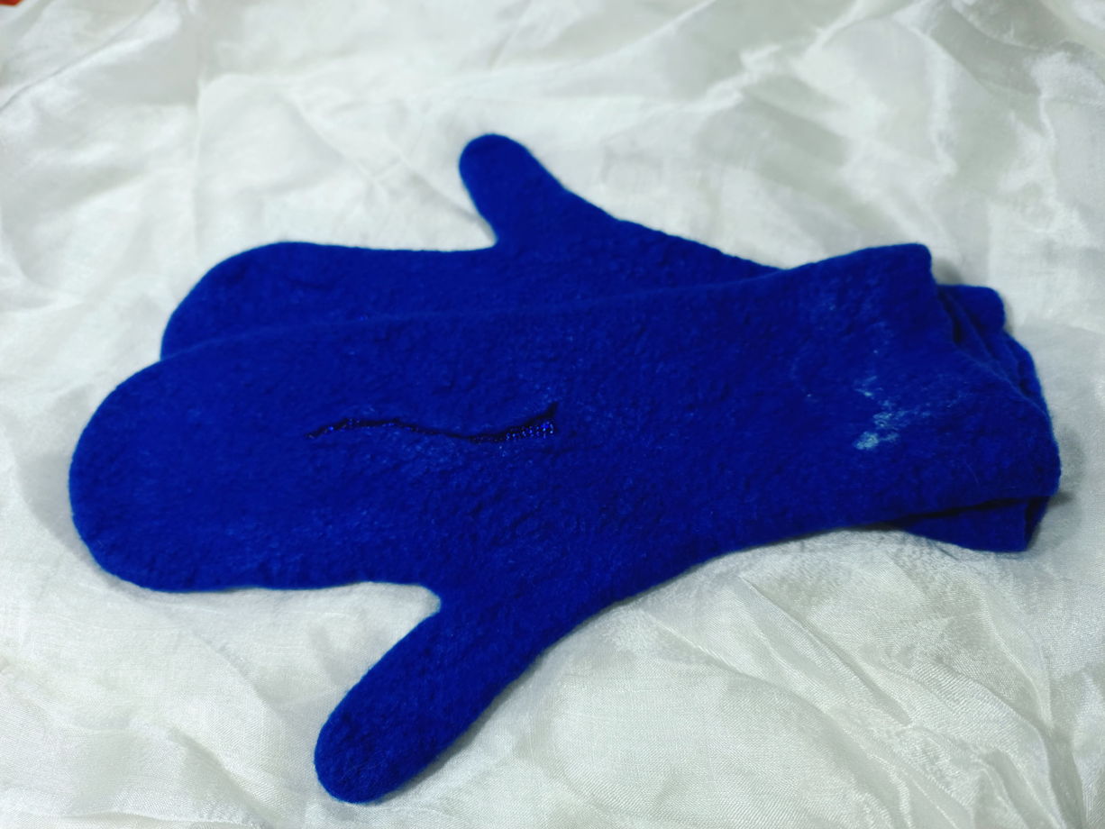 Варежки валяные из шерсти аргентинского мериноса с дорожкой чешского бисера Королевского синего цвета ручной работы