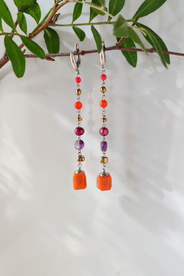 Длинные серьги с кораллом, аметистом и жемчугом