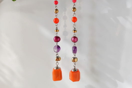 Длинные серьги с кораллом, аметистом и жемчугом