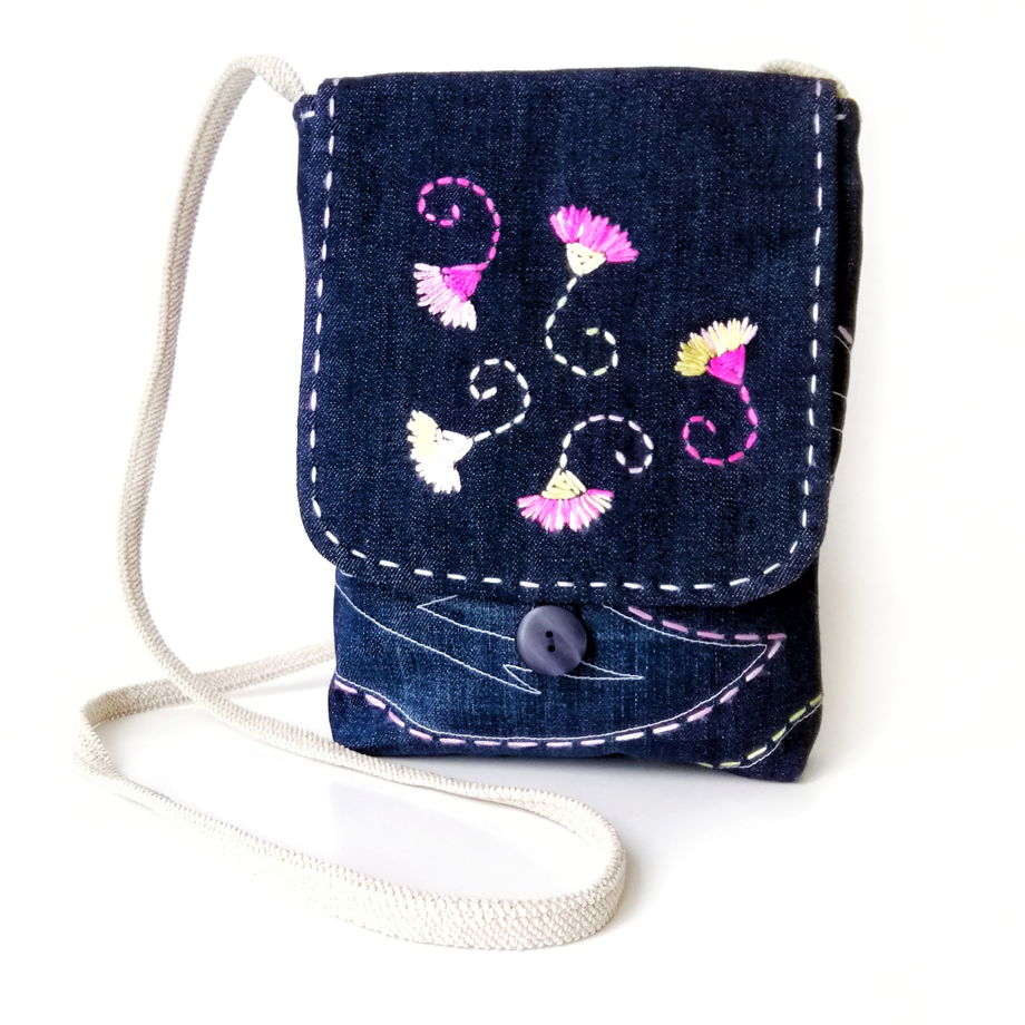 Джинсовая сумочка через плечо с вышитыми цветами