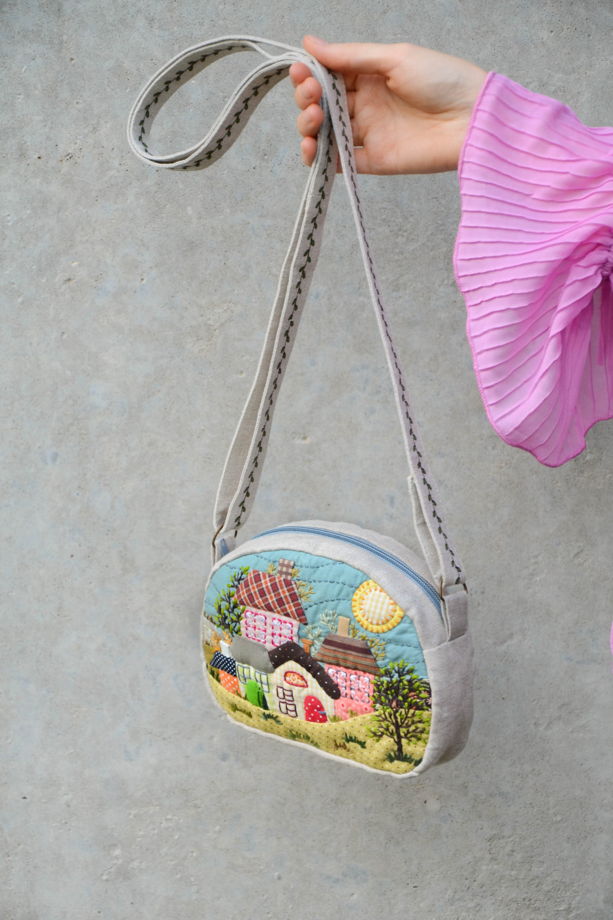 Маленькая сумка в стиле пэчворк на длинном ремешке