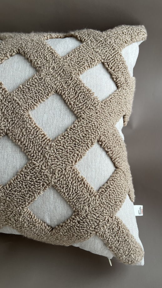 Декоративная подушка с ковровой вышивкой,  40х40