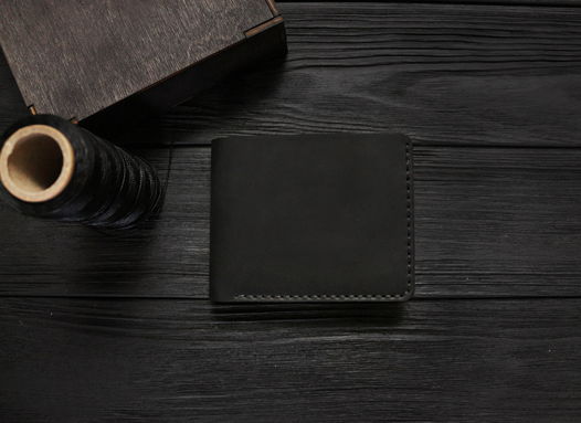 Кожаный бумажник мужской ручной работы HELFORD Корби черного цвета