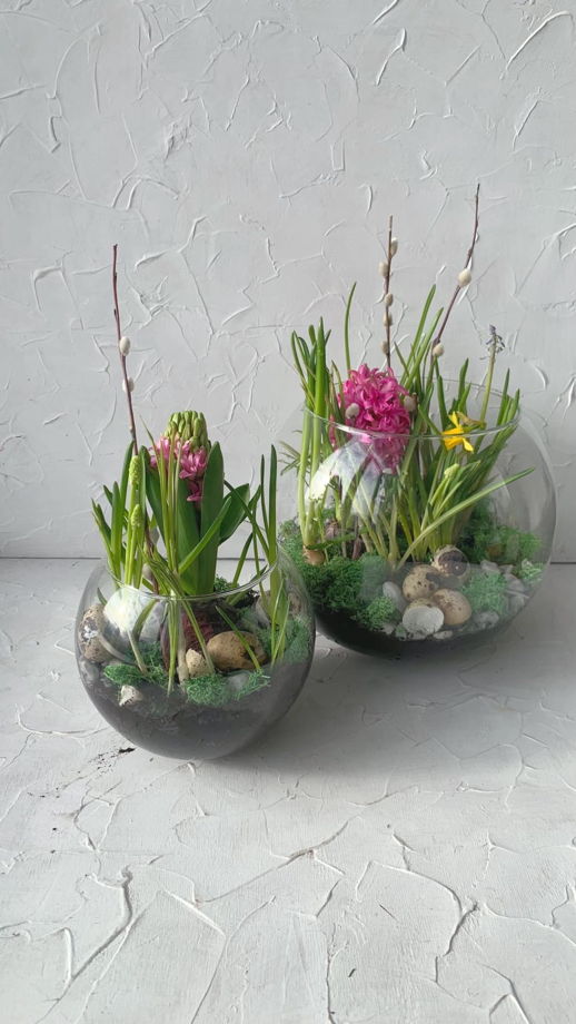 Пасхальная композиция с первоцветами в вазе