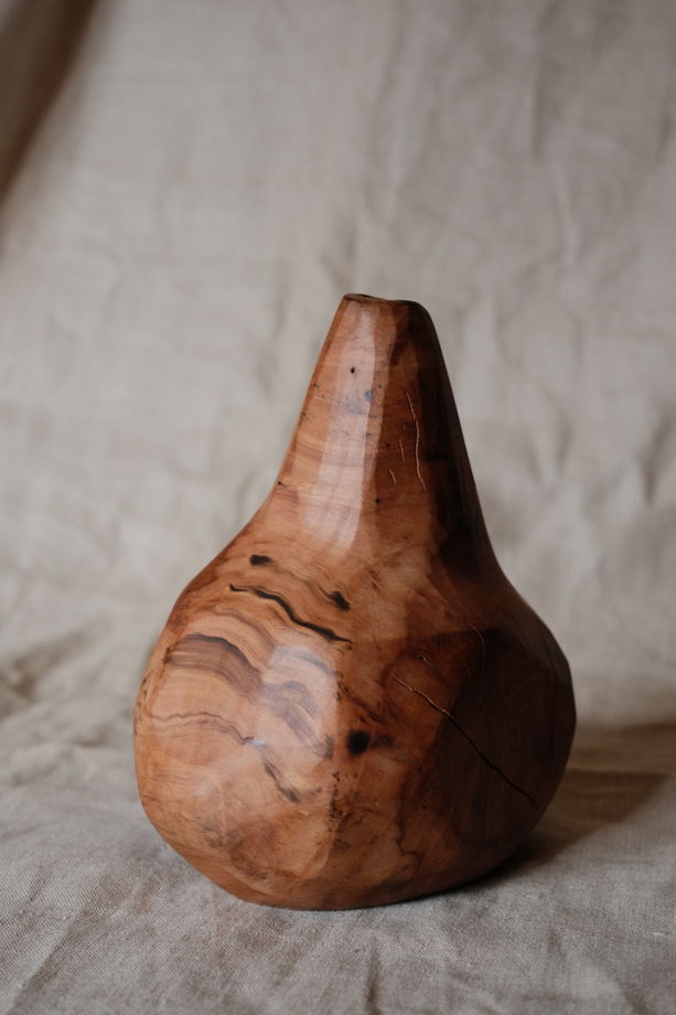 Интерьерная ваза из яблони