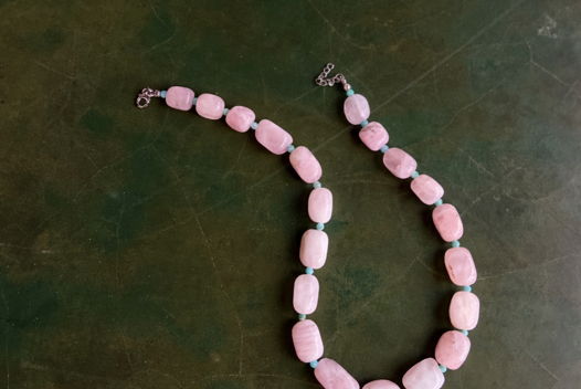 Колье из розового кварца