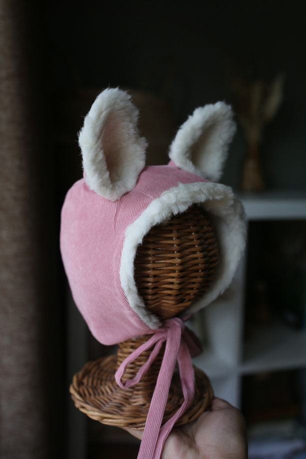 Шапочка зимняя: "Пятачок". Розовая шапочка с ушами.