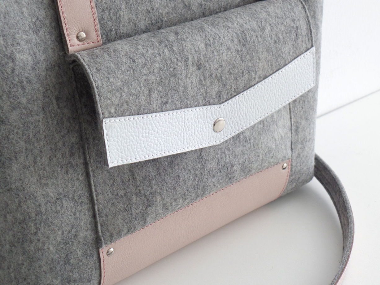 Светло-серая сумка-портфель из фетра и натуральной кожи