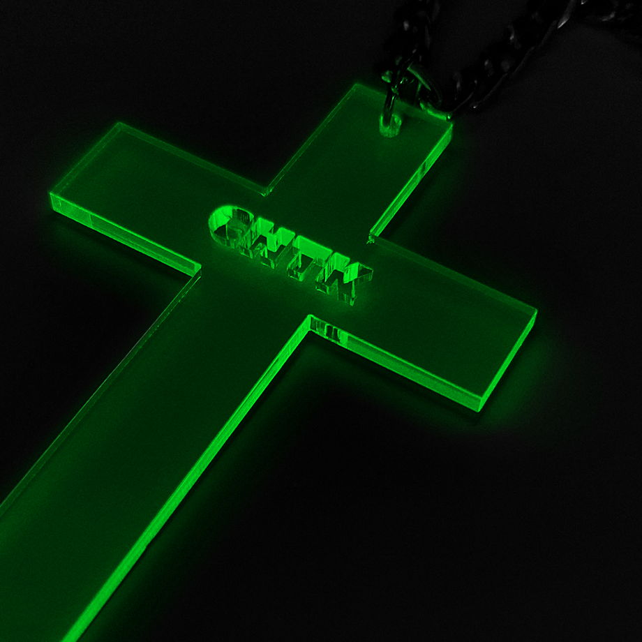 Подвеска в виде зелёного креста из флуоресцентного пластика с логотипом на цепочке