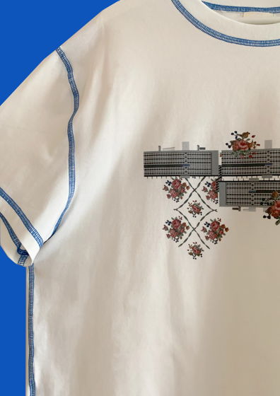 Белая футболка оверсайз с синей строчкой и принтом "Наркомфин".