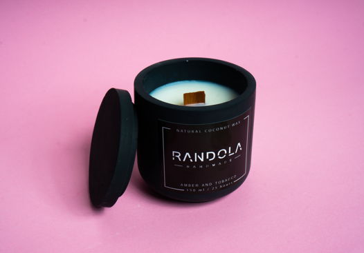 Ароматическая свеча «Амбра и табак» Randola 150 мл