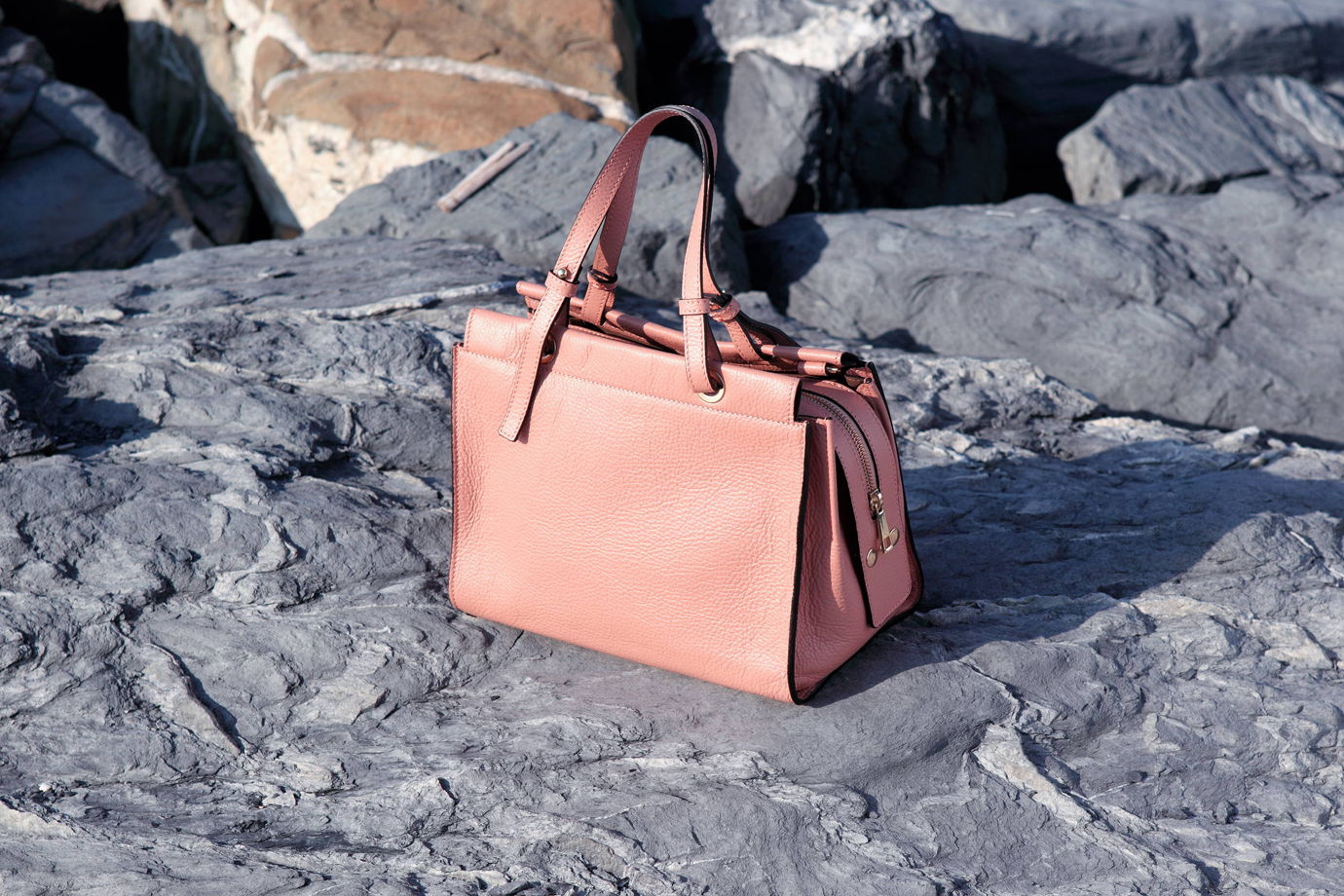 Женская кожаная сумка цвета фламинго |  на подкладке и молнии. В наличии в Москве