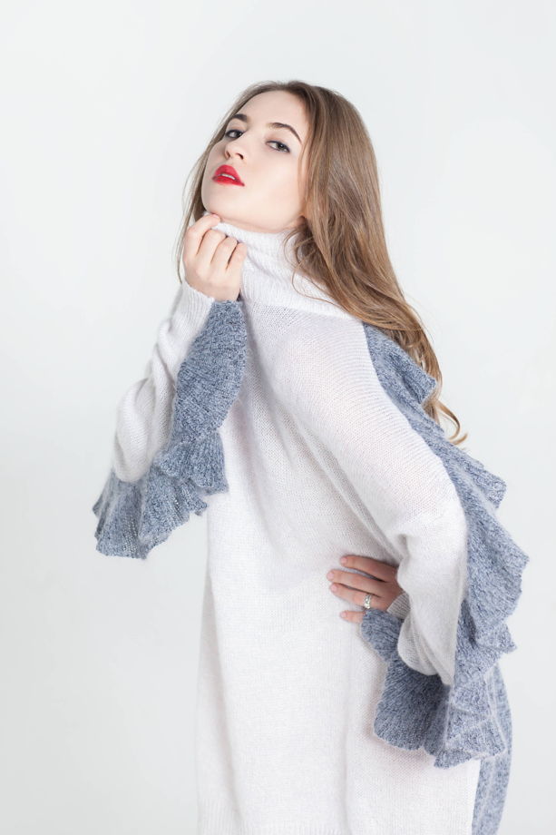 Серое вязаное платье-свитер оверсайз с горлом с воланами