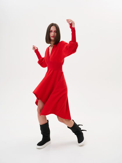 Платье Yohako 01 красного цвета с объемными рукавами и асимметричной юбкой