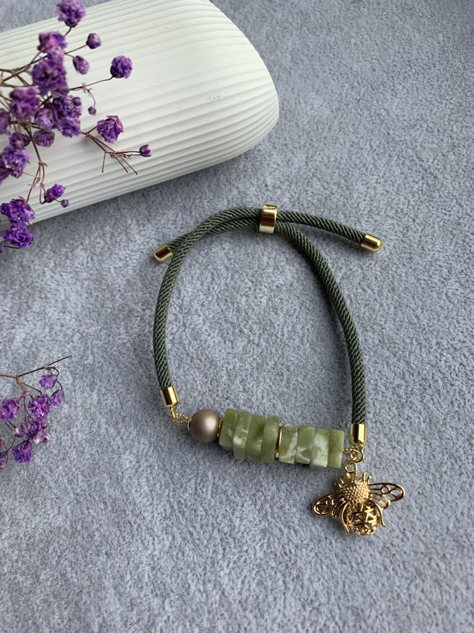 Браслет с жемчугом Майорка и агатом «Карамельная пчелка»