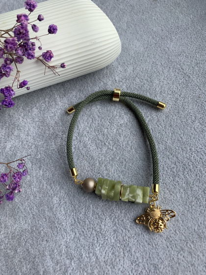 Браслет с жемчугом Майорка и агатом «Карамельная пчелка»