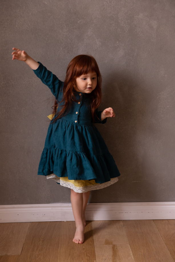 платье детское льняное нарядное асимметричное на пуговицах из 100% умягченного льна с нижней юбкой и бантом на спинке