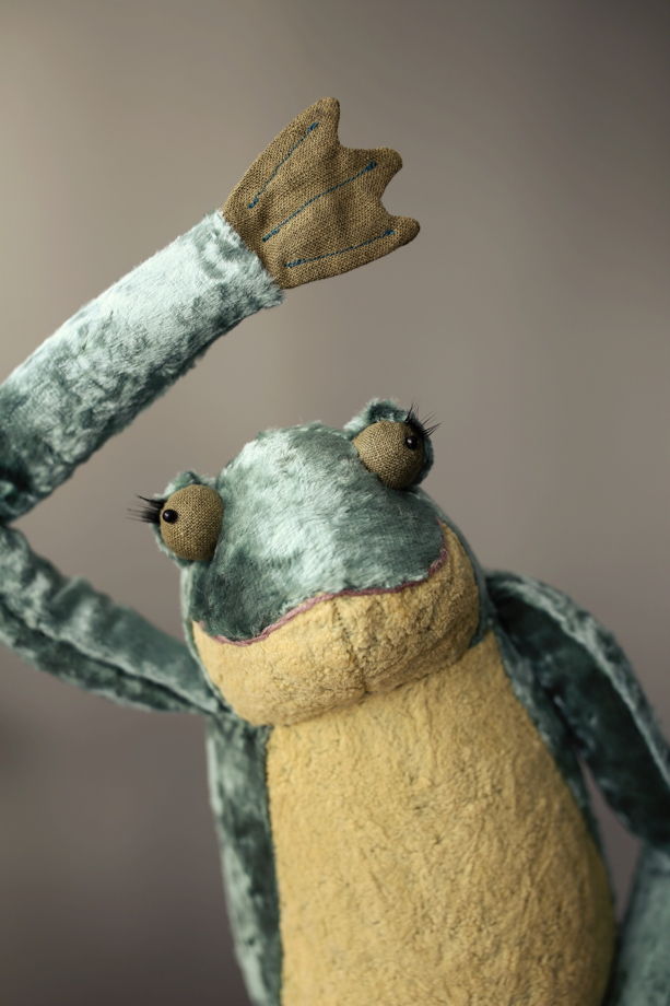 Большая мягкая игрушка: "Царевна-лягушка" из винтажного плюша для детей