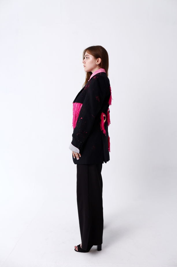 Черный пиджак с розовой пришитой рубашкой внутри в единственном экземпляре и вывязанными глазами на спине | женский жакет черный | женский пиджак | полуприлегающего силуэта | с прорезными карманами по переду